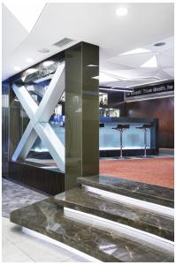 伊斯坦布尔卡通酒店的大堂设有大理石柜台和舞台