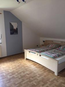 um quarto com uma cama grande num quarto em Ferienwohnung-Freuen em Blankenheim