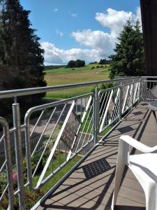 uma ponte sobre um rio com uma mesa e uma cadeira em Ferienwohnung-Freuen em Blankenheim