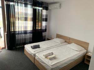Un dormitorio con una cama con dos bolsas. en Стаи за гости Ася, en Kavarna