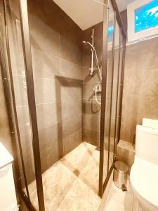 La salle de bains est pourvue d'une douche et de toilettes. dans l'établissement Superbe appartement Boheme dans les vignes, à Nîmes
