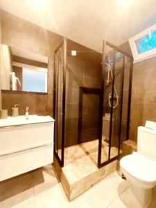 a bathroom with a shower and a toilet and a sink at Superbe appartement Boheme dans les vignes in Nîmes