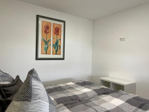 sypialnia z łóżkiem i zdjęciem na ścianie w obiekcie Ellas Ferienhaus w mieście Elbingerode