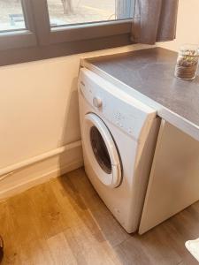 y cocina con lavadora y encimera. en Superbe appartement Boheme dans les vignes en Nimes