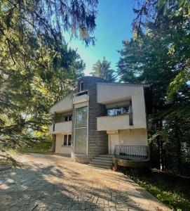 una casa con una entrada delante de ella en Villa Alexa en Borovets