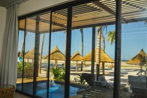 TOA Hotel & Spa Zanzibar内部或周边的泳池
