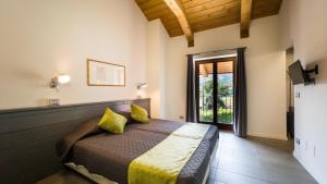 Un dormitorio con una cama con almohadas amarillas. en Mehdi's home, en Pinerolo