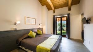 um quarto com uma cama com almofadas amarelas em Mehdi's home em Pinerolo