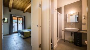 Habitación con baño con lavabo y espejo. en Mehdi's home en Pinerolo