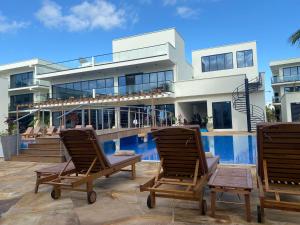 TOA Hotel & Spa Zanzibar内部或周边的泳池