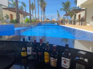 TOA Hotel & Spa Zanzibar内部或周边的泳池
