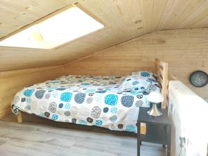 a bedroom with a bed in a attic at Petit Coin de Bonheur studio Neuf et lumineux à 5mins du Centre-ville in La Mure