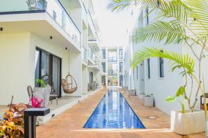 TOA Hotel & Spa Zanzibar内部或周边的泳池