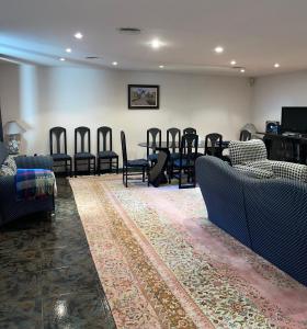 TV a/nebo společenská místnost v ubytování Villa Alexa + 21 fotografií