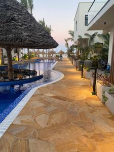 TOA Hotel & Spa Zanzibar内部或周边的泳池