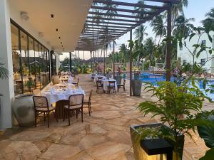 TOA Hotel & Spa Zanzibar内部或周边的泳池