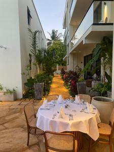 TOA Hotel & Spa Zanzibar的阳台或露台