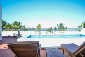TOA Hotel & Spa Zanzibar内部或周边的泳池
