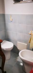 een badkamer met een toilet en een bidet bij L'oasi di copanello in Copanello
