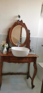 ein Badezimmer mit einem Waschbecken und einem Spiegel auf dem Tisch in der Unterkunft L'oasi di copanello in Copanello