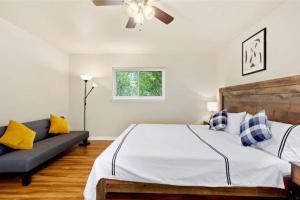 a bedroom with a large bed and a couch at Yellow Stone: Chef's Kitchen, Patio & Location in San Antonio