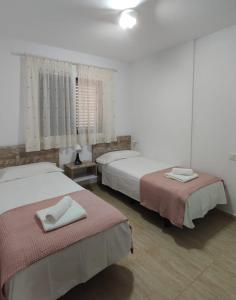 2 camas en una habitación con 2 camas sidx sidx sidx en Casa Guira - Fuerteventura en Parque Holandes