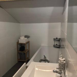 Ванна кімната в Gite spatieux,cour,entree autonome