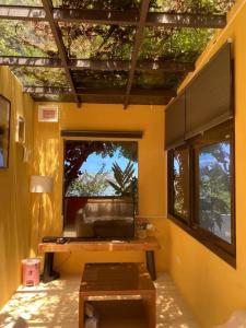 salon ze stołem i 2 oknami w obiekcie Dosun B&B w mieście Jiufen