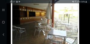 Restaurace v ubytování Luminoso y bonito apartamento con piscina en frente del mar