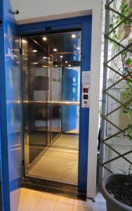 un ascensor en un edificio con una puerta de cristal en Λεμονιά Ενοικιαζόμενα δωμάτια, en Loutra Edipsou