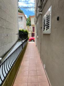una pasarela entre dos edificios con un coche rojo en Piso Cernadas, en Redondela