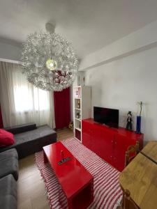 sala de estar con sofá y mesa roja en Piso Cernadas, en Redondela