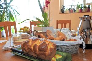 a basket of bread and other foods on a table at MON PRESLOT Borne de recharge électrique payante in Arbigny-sous-Varennes