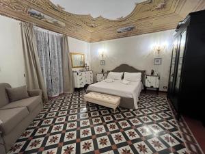 切法卢La piazza è mia的带床和沙发的卧室