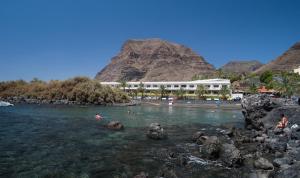 a view of a resort with a mountain in the background at Apartamentos Charco del Conde in Valle Gran Rey