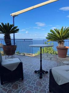 パラリオ・アストロスにあるVilla Castle Sea Viewの海の景色を望むパティオ(テーブル付)