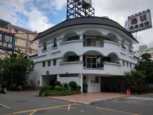 un gran edificio blanco con una parte superior redonda en 陽明旅館, en Kaohsiung