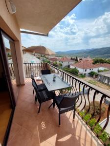 patio con mesa y sillas en el balcón en Apartmani Roić, en Stari Grad