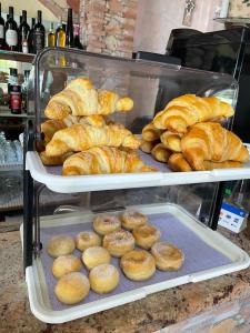 una vetrina piena di croissant e prodotti da forno di B&B The King ad Acconia
