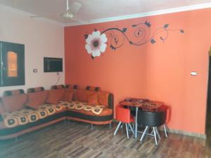 sala de estar con sofá y mesa en Dany ka, en Naj‘ al Maḩaţţah