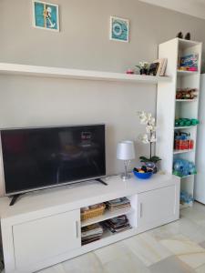 Telewizja i/lub zestaw kina domowego w obiekcie SEA VIEW Holiday Home in Marbella Resort