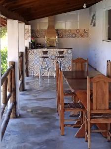 Casa de Campo Recanto Têto في إسبيريتو سانتو دو بينهال: غرفة طعام مع طاولة وكراسي