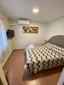 una camera con letto e TV di Temporary Home City a Córdoba