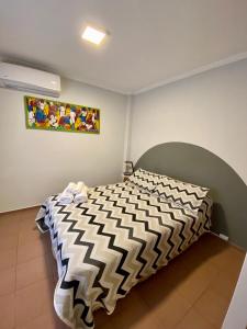una camera con letto e piumone di Temporary Home City a Córdoba
