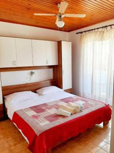 House Branka في Kampor: غرفة نوم عليها سرير وفوط