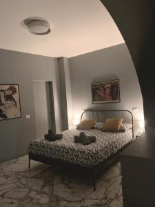 um quarto com uma cama num quarto em Modern city center apartment em Benevento