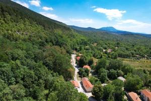 una vista aérea de un pueblo en las montañas en Vrhi Cicarije - Brgudac, Opatija with free parking, en Brgudac