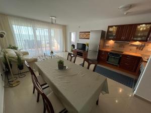 A kitchen or kitchenette at Summer Vibe Siofok