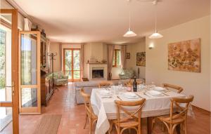 een eetkamer met een tafel en stoelen bij Stunning Home In Toffia With Outdoor Swimming Pool in Toffia