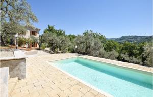 een zwembad voor een huis met bomen bij Stunning Home In Toffia With Outdoor Swimming Pool in Toffia